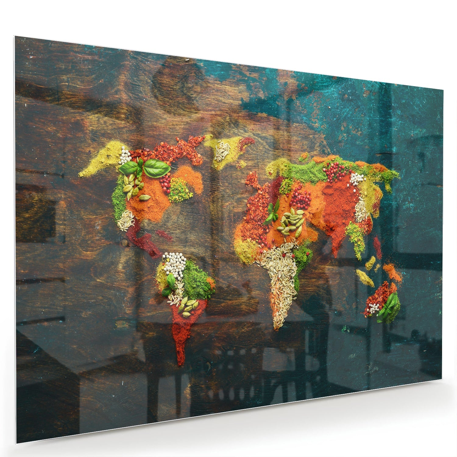 Kleurrijke glazen schilderij van een wereldkaart in een moderne woonkamer.