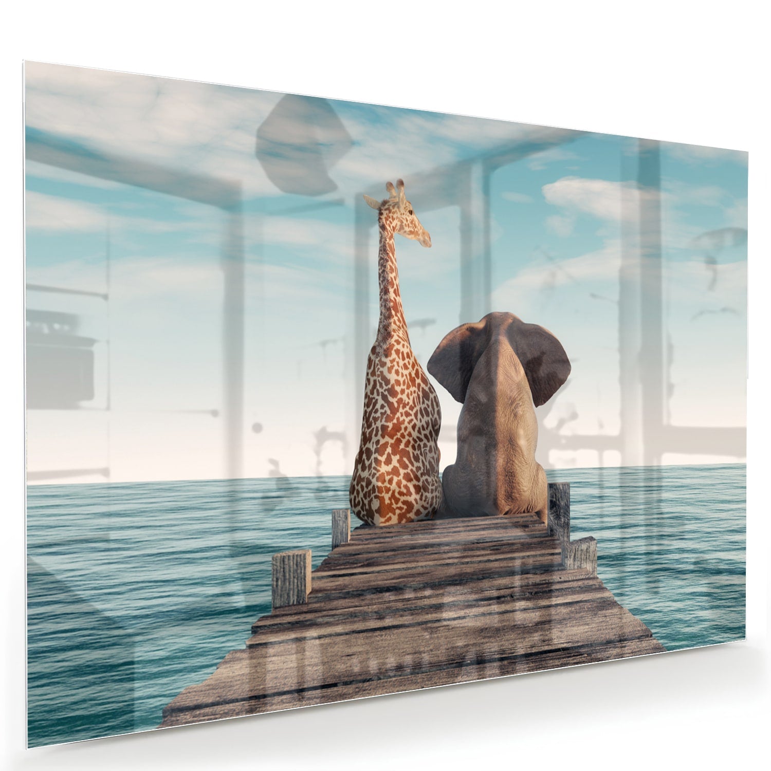 Glazen schilderij van een giraffe en olifant op een houten pier met zee op de achtergrond.