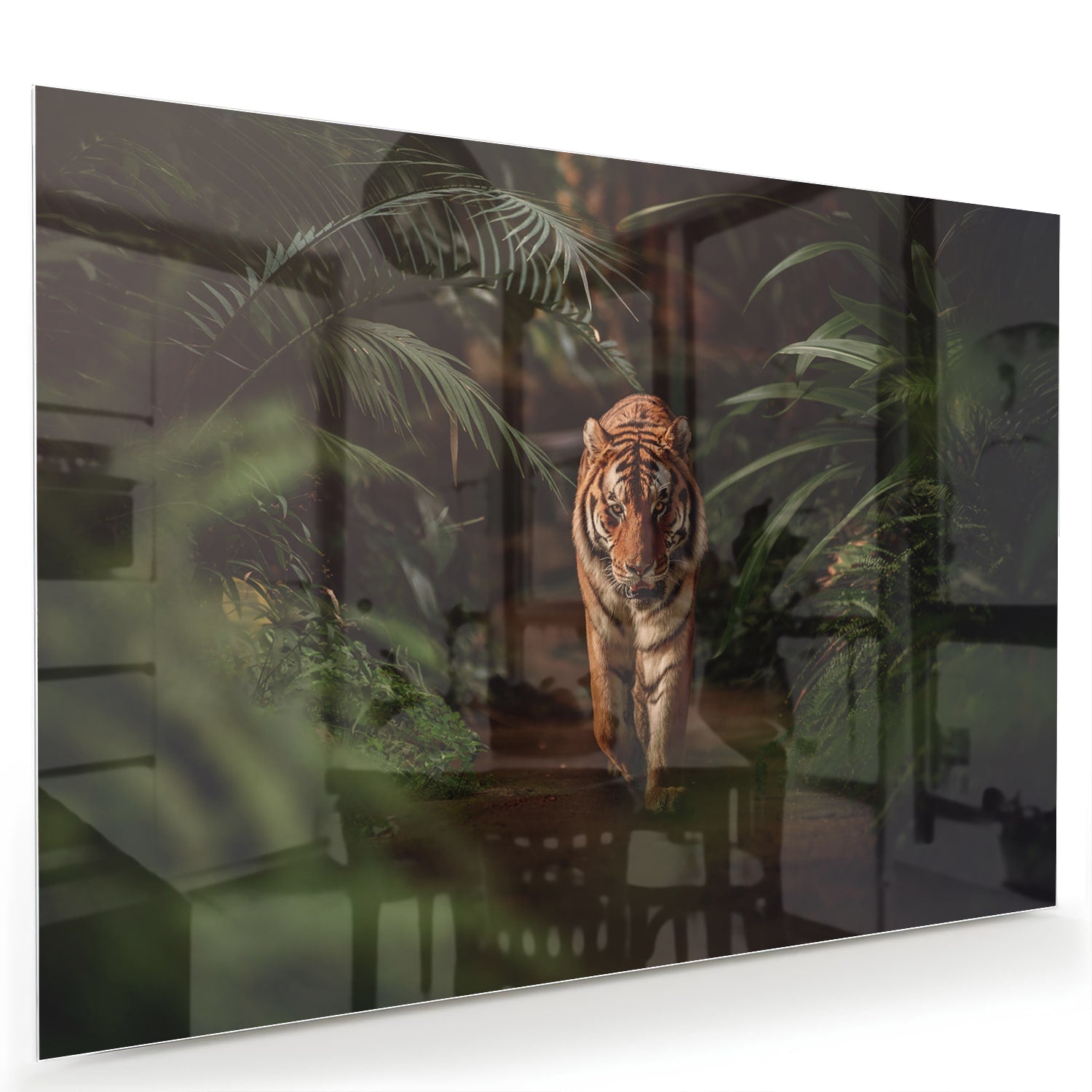 Glazen schilderij van een tijger in de jungle met groene bladeren.