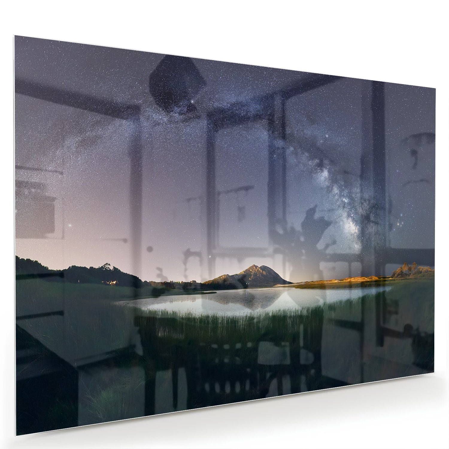 Glazen schilderij met sterrenhemel en bergen aan de wand
