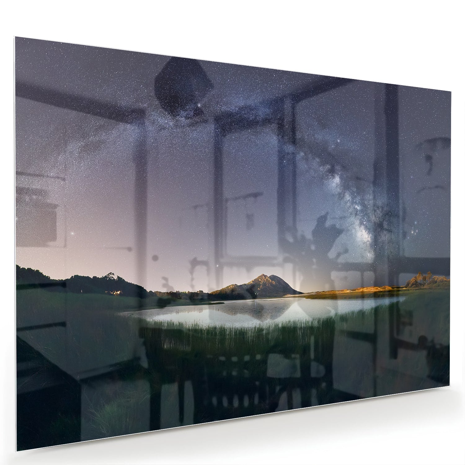 Glazen schilderij met sterrenhemel en bergen aan de wand