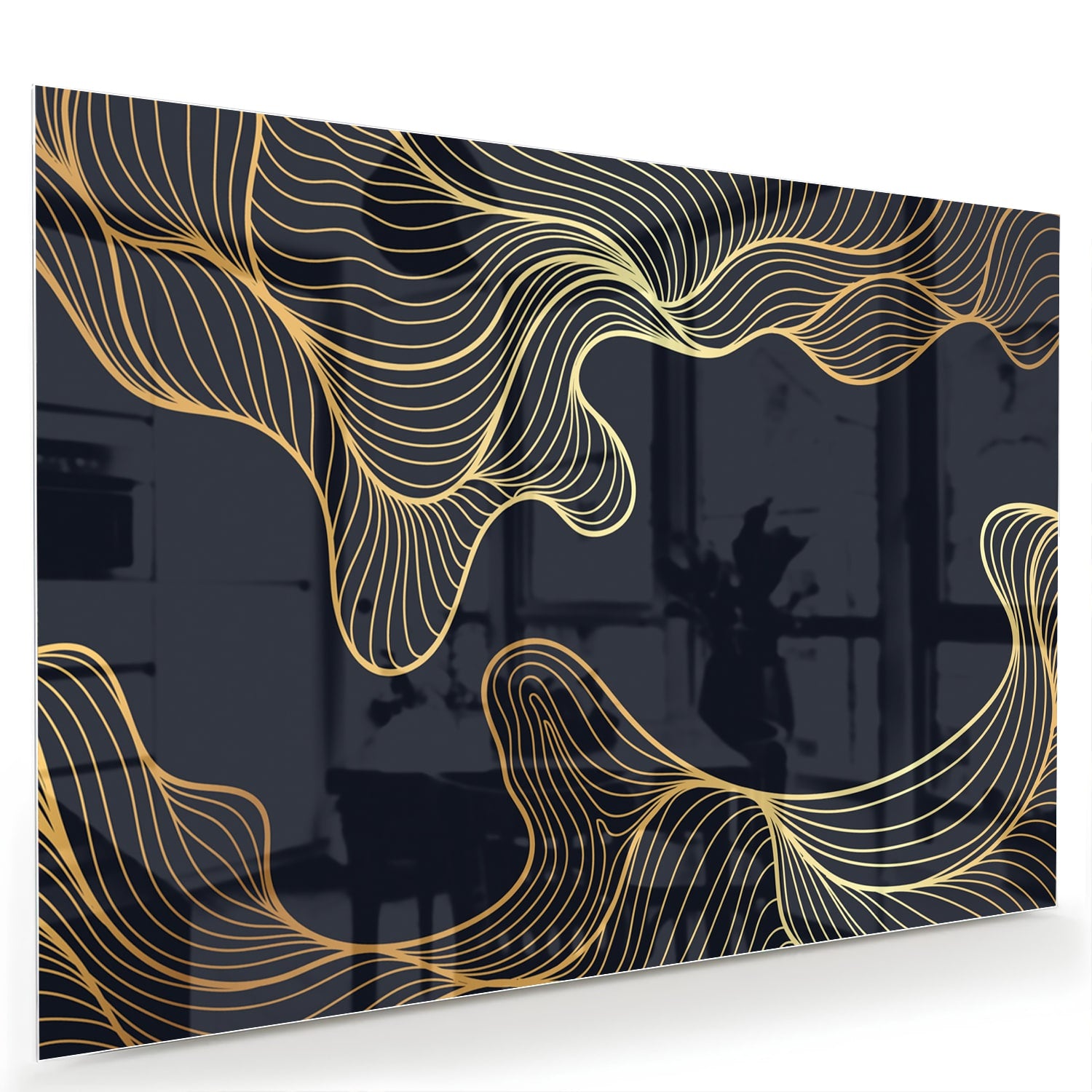 Glazen schilderij met gouden lijnen tegen een donkerblauwe achtergrond in een moderne woonkamer.