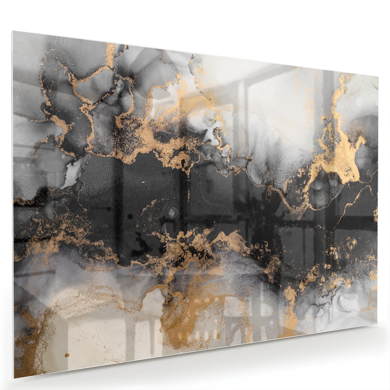 Glazen schilderij met zwarte en gouden abstracte patronen aan de muur boven een houten kast.