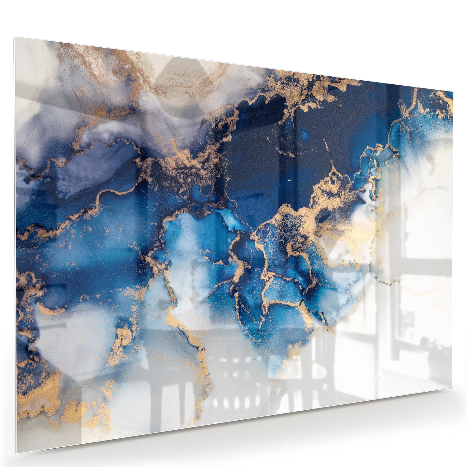 Prachtig glazen schilderij met blauwe en gouden patronen aan de muur.
