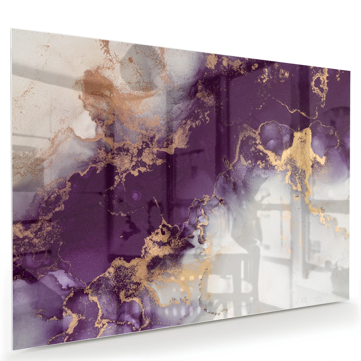 Een elegant paarse glazen schilderij met gouden accenten aan een muur in moderne woonkamer.
