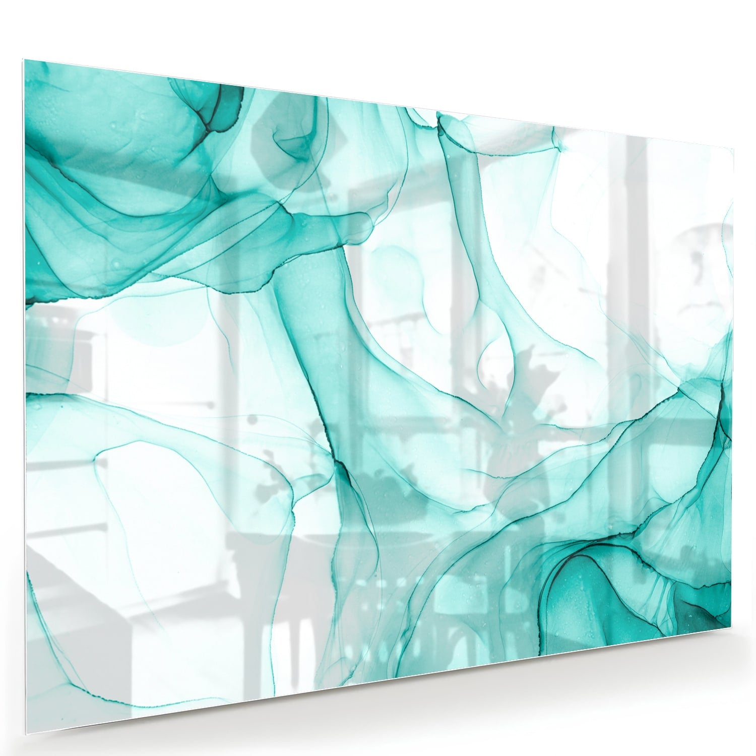 Lichtblauw abstract glazen schilderij aan de muur boven een houten meubel.