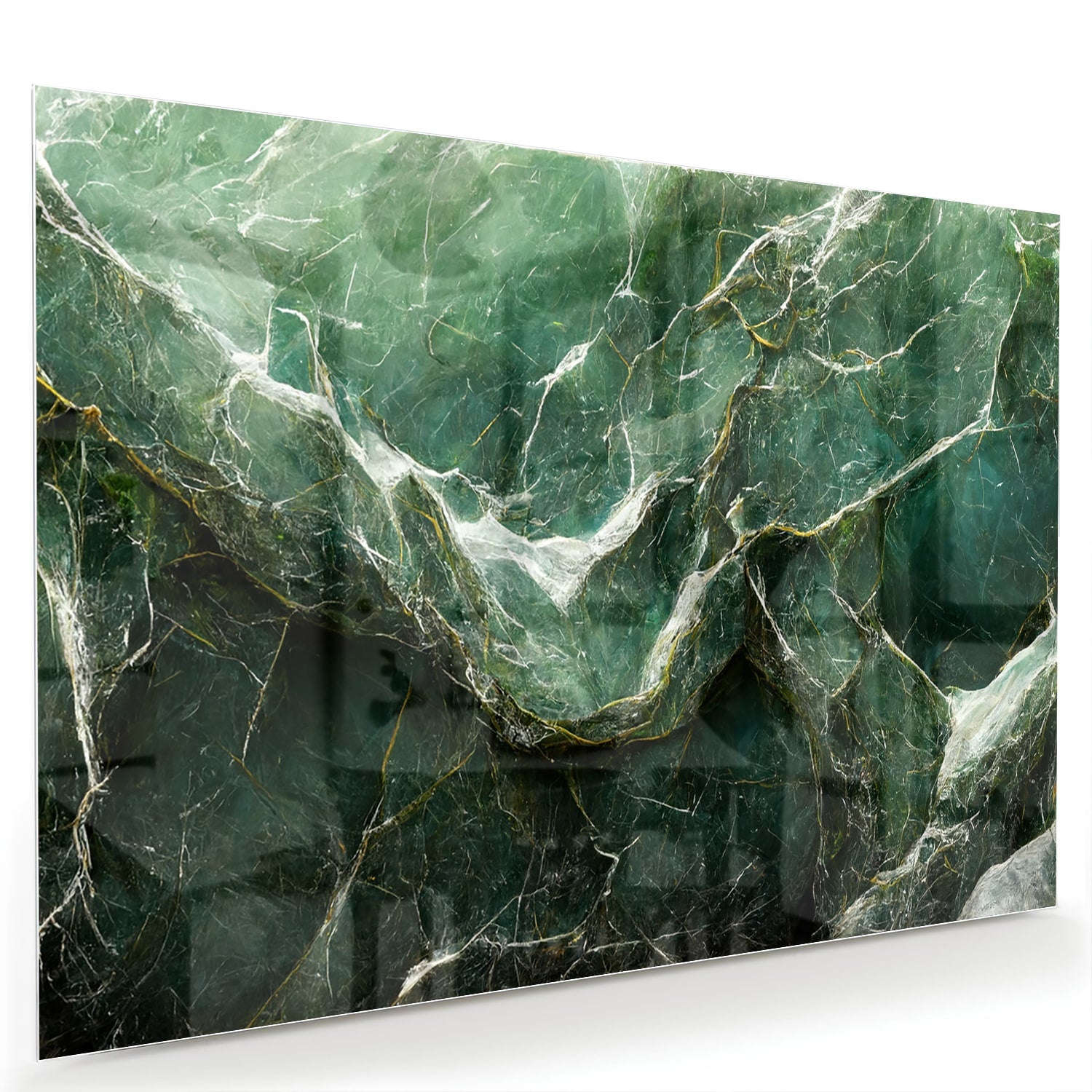 Glas schilderij met marmerpatroon in groene tinten, hangt aan de muur.