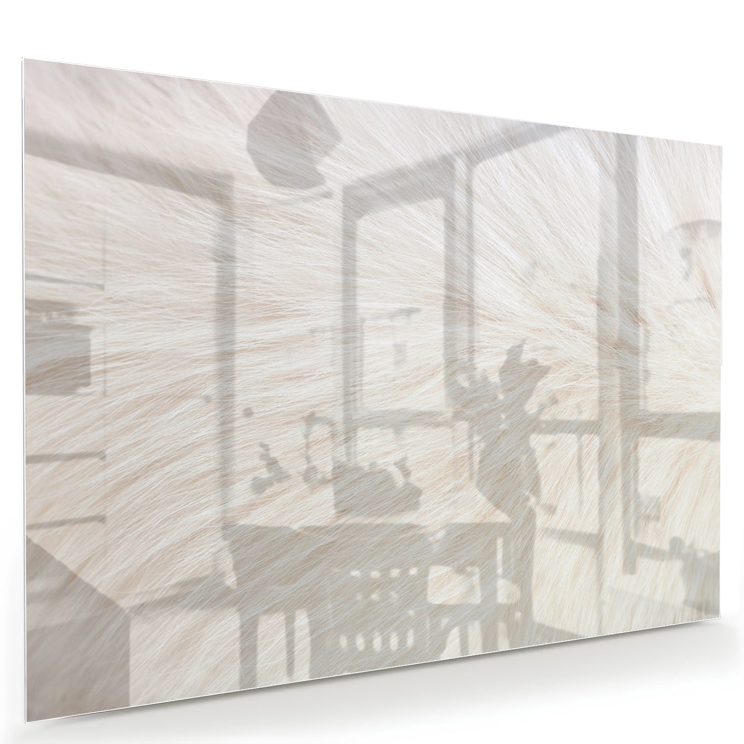 Minimalistisch glazen schilderij met een subtiel natuurthema aan de muur.