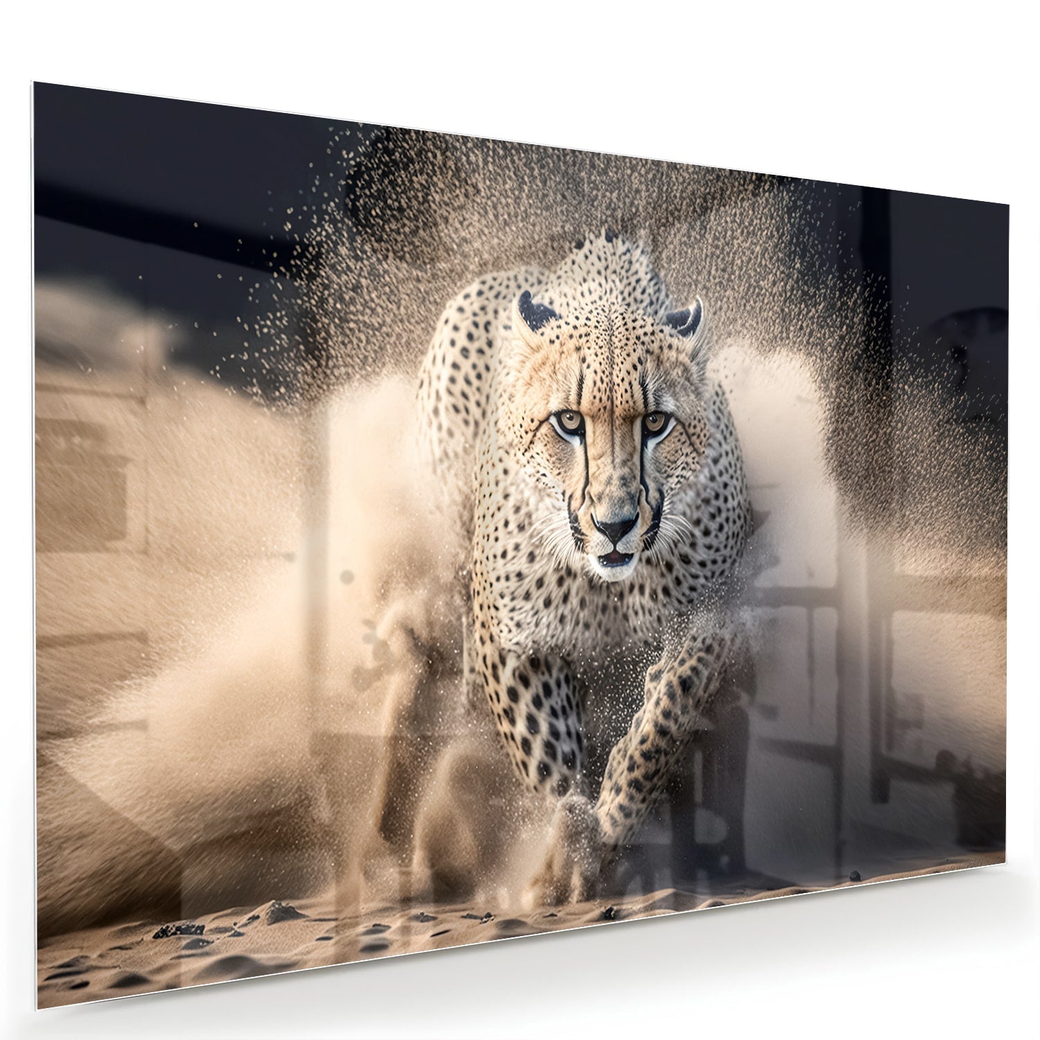 Glazen schilderij van een jachtluipaard die door zand rent in een moderne woonkamer.