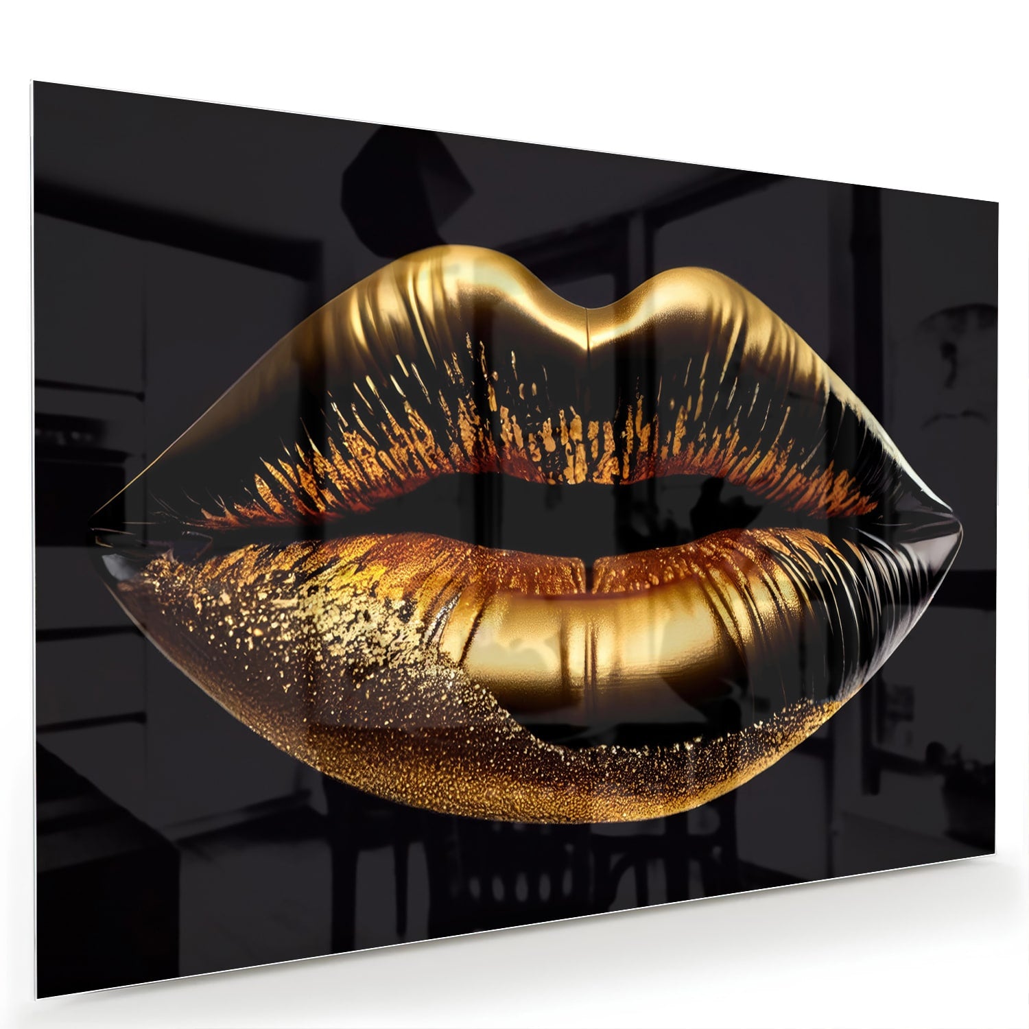 Glazen schilderij van gouden lippen tegen een lichte muur.