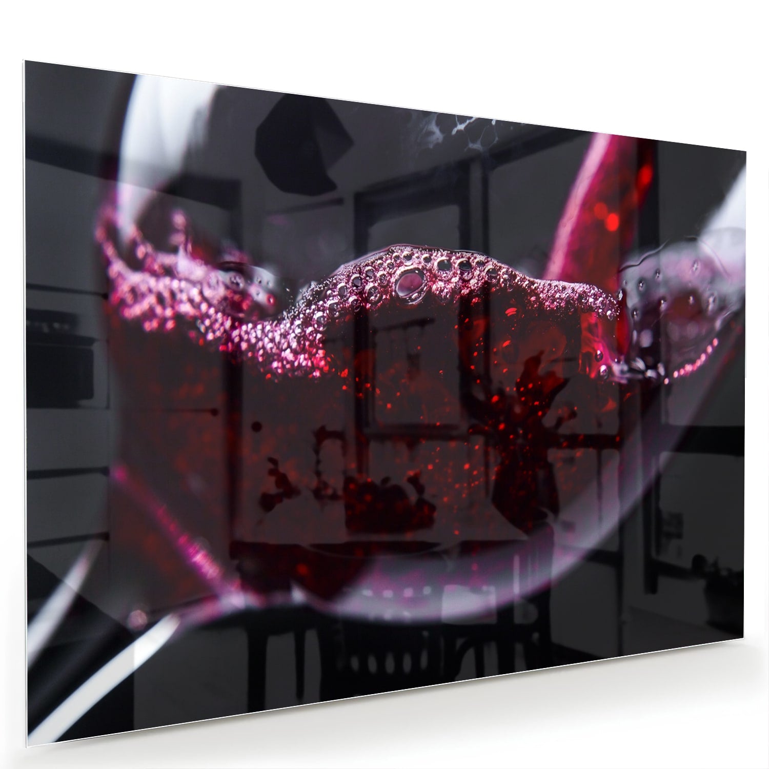 Glazen schilderij met een glas rode wijn en sprankelende druppels.