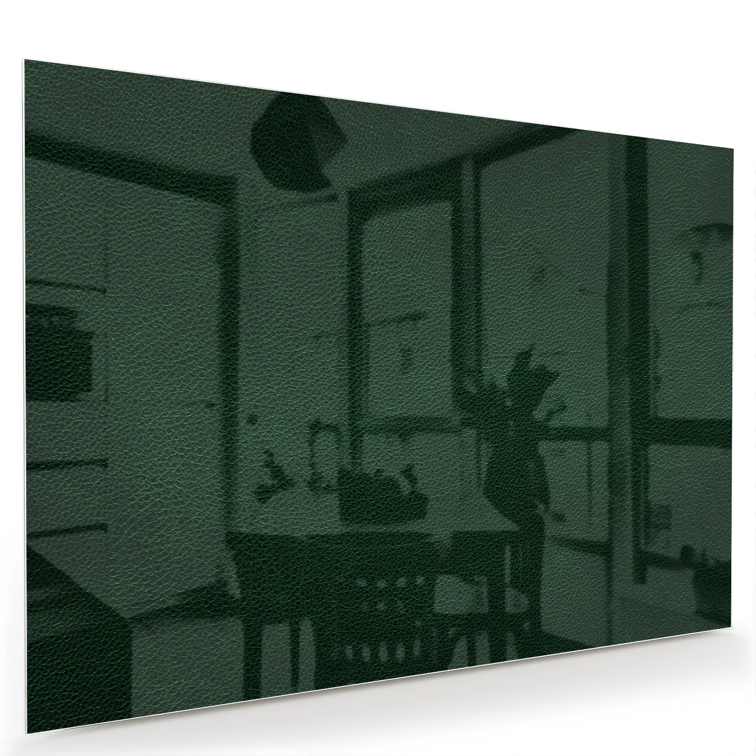 Een groen glazen schilderij aan de muur in een lichte woonkamer