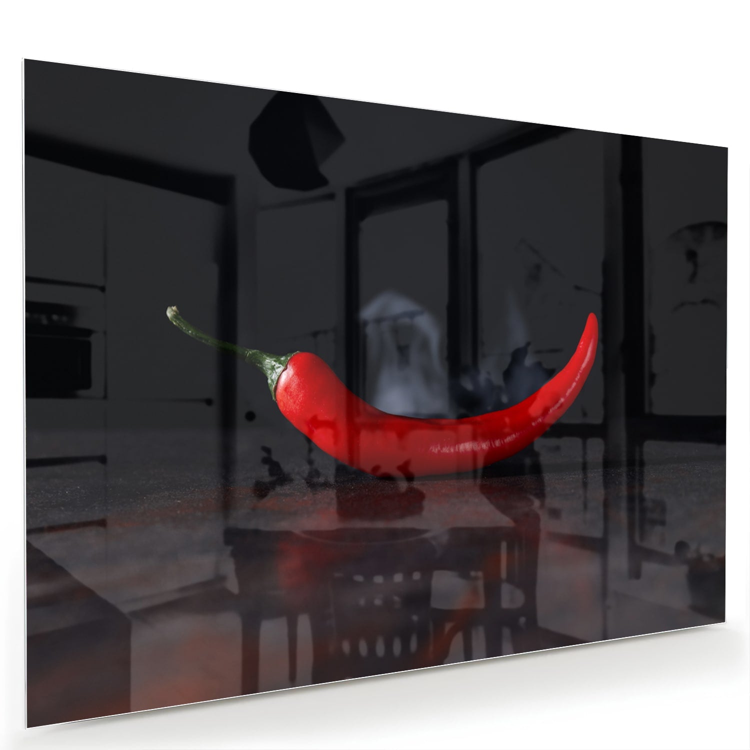 Glazen schilderij met een dieprode peper op zwarte achtergrond.