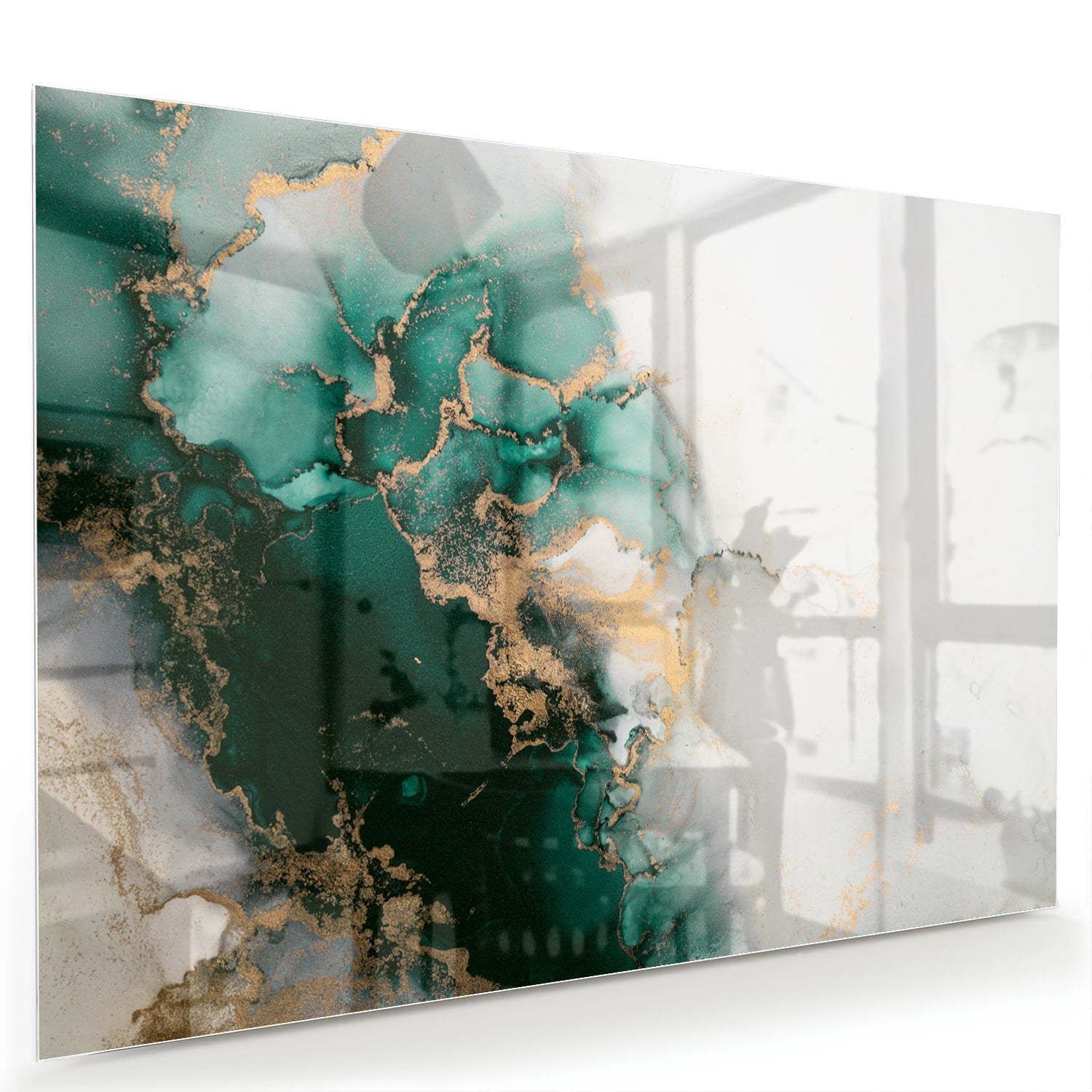Elegant glazen schilderij met groene en gouden tinten aan de muur