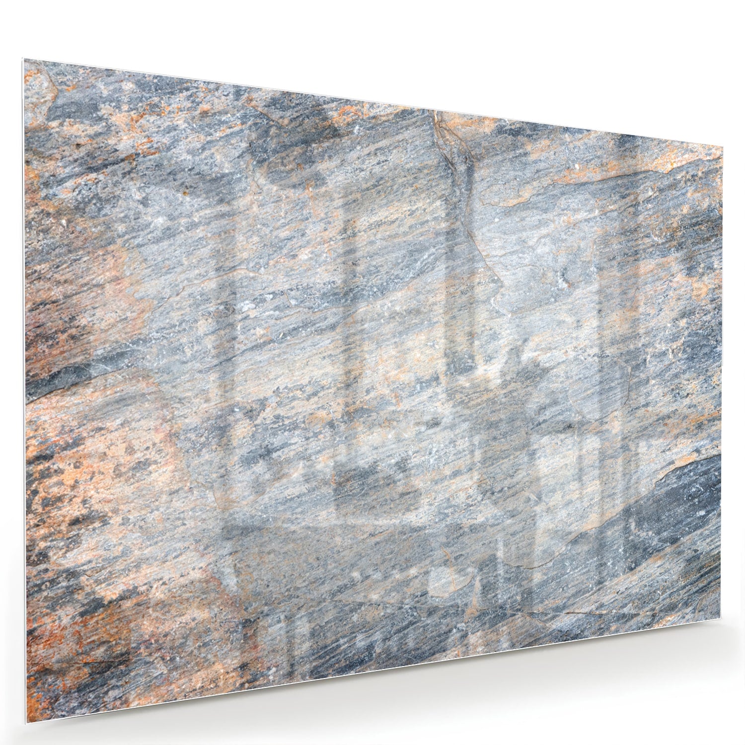 Abstract glazen schilderij met blauwe en oranje tinten aan de muur in een moderne woonkamer.