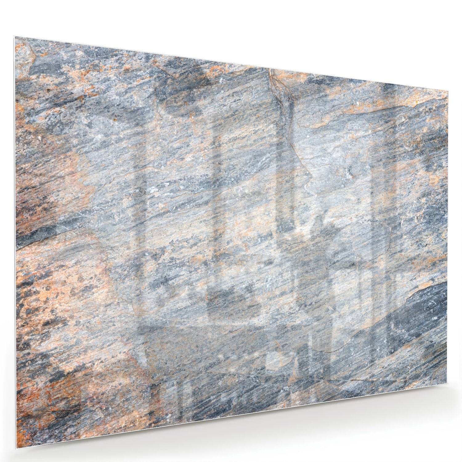 Abstract glazen schilderij met blauwe en oranje tinten aan de muur in een moderne woonkamer.