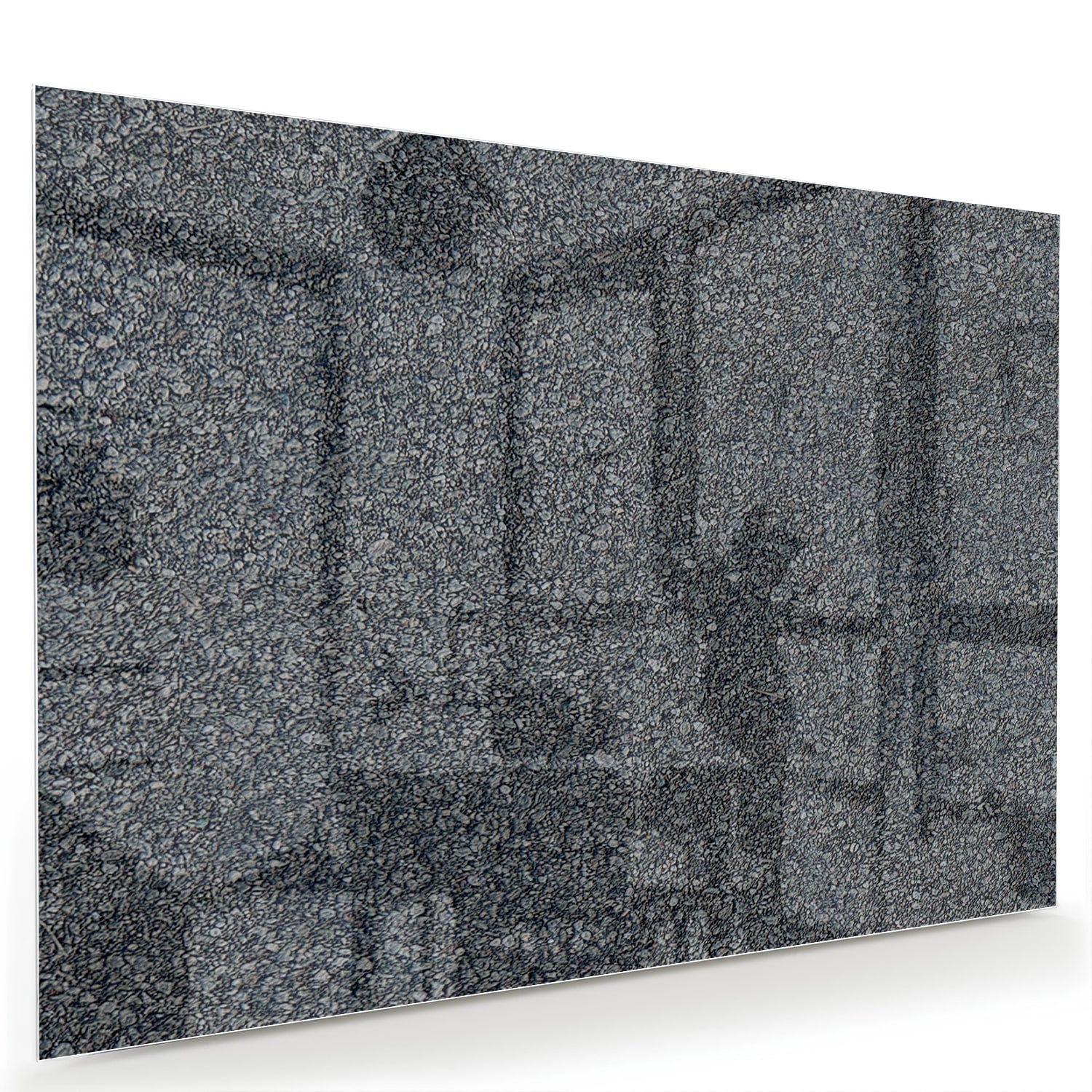 Minimalistisch glazen schilderij aan de muur in een lichte woonkamer