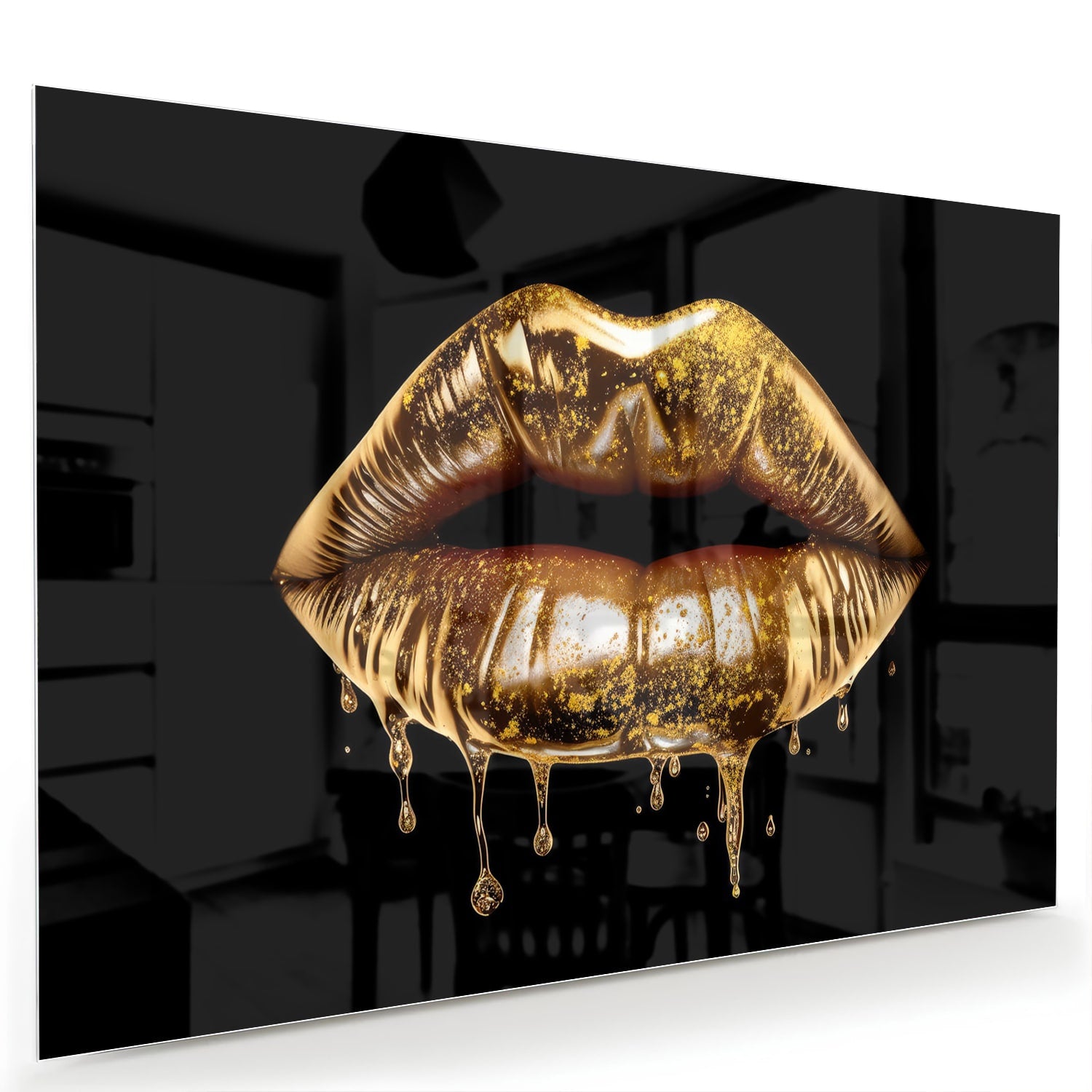 Glazen schilderij met gouden lippen op een zwarte achtergrond in een moderne woonkamer.