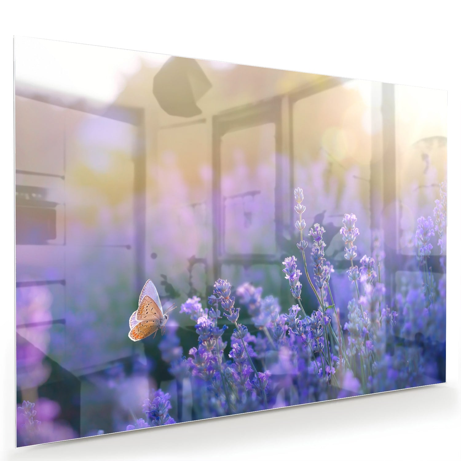 Glazen schilderij met lavendel en een vlinder op een muur