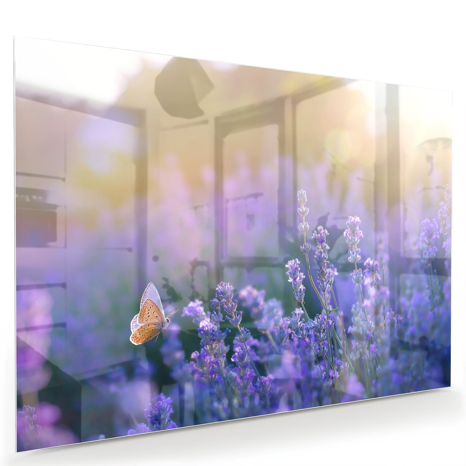 Glazen schilderij met lavendel en een vlinder op een muur
