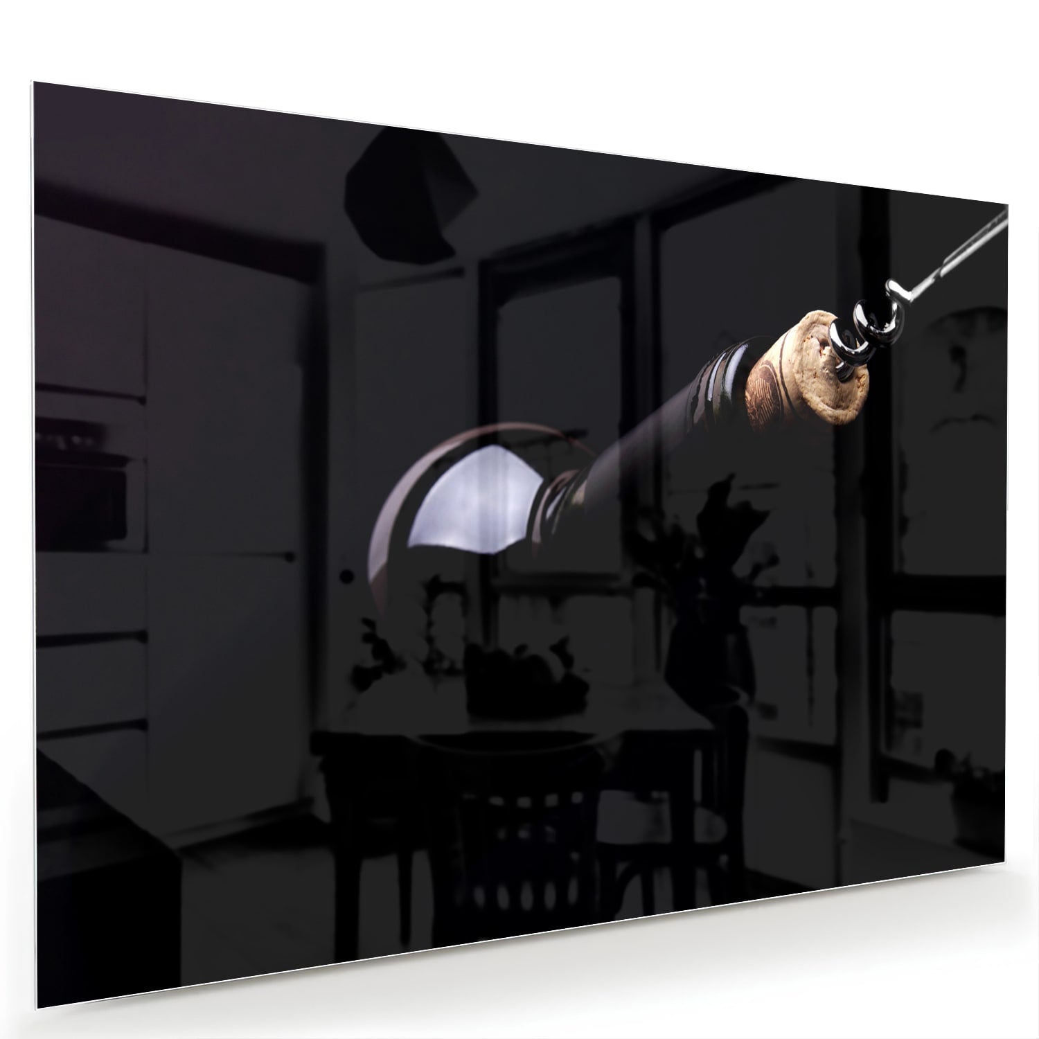 Glazen schilderij met handvat in een modern interieur.