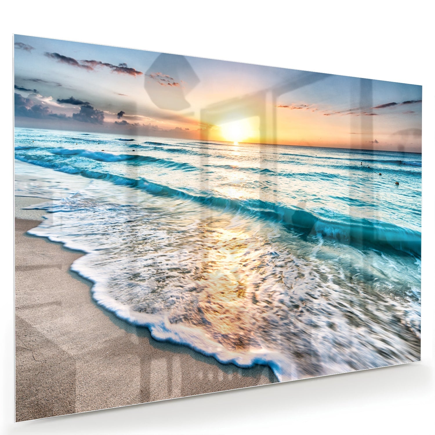 Glazen schilderij van een zonsondergang boven de zee, met kalme golven en zand.