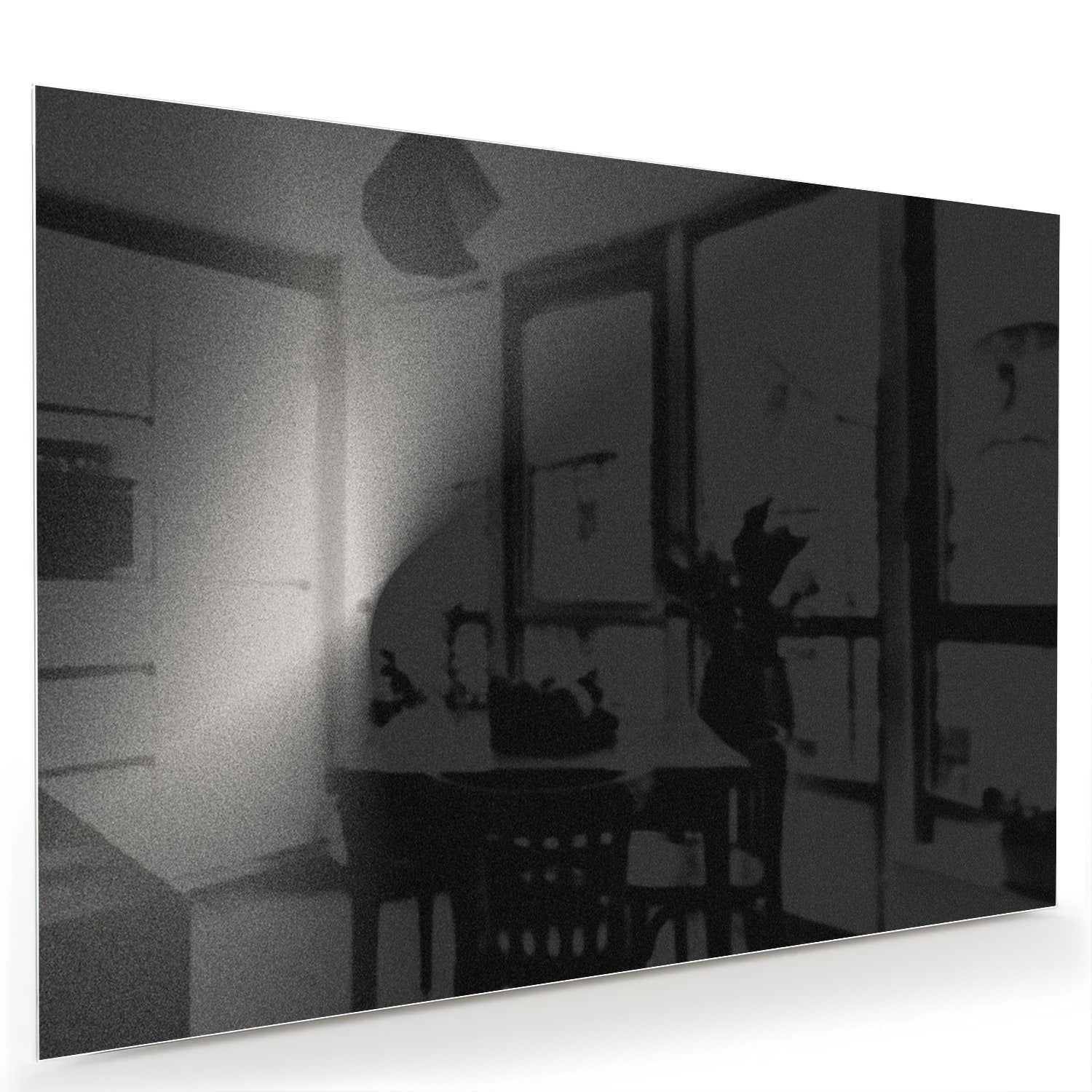 Moderne glazen schilderij op een witte muur in een stijlvolle woonkamer.