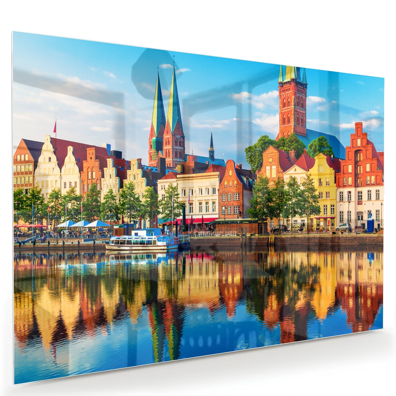 Kleurrijk glazen schilderij van een stadszicht met reflecties in het water