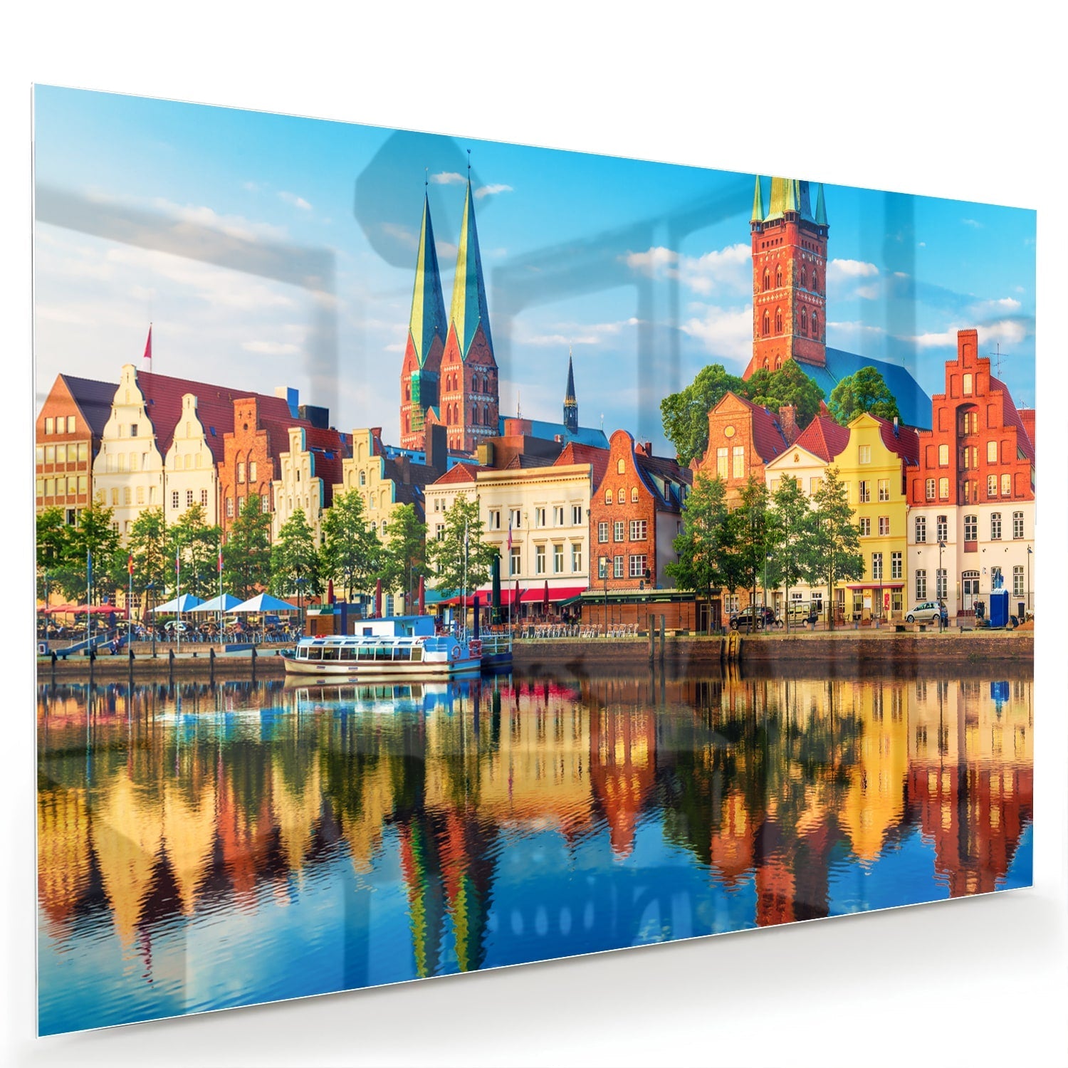 Kleurrijk glazen schilderij van een stadszicht met reflecties in het water