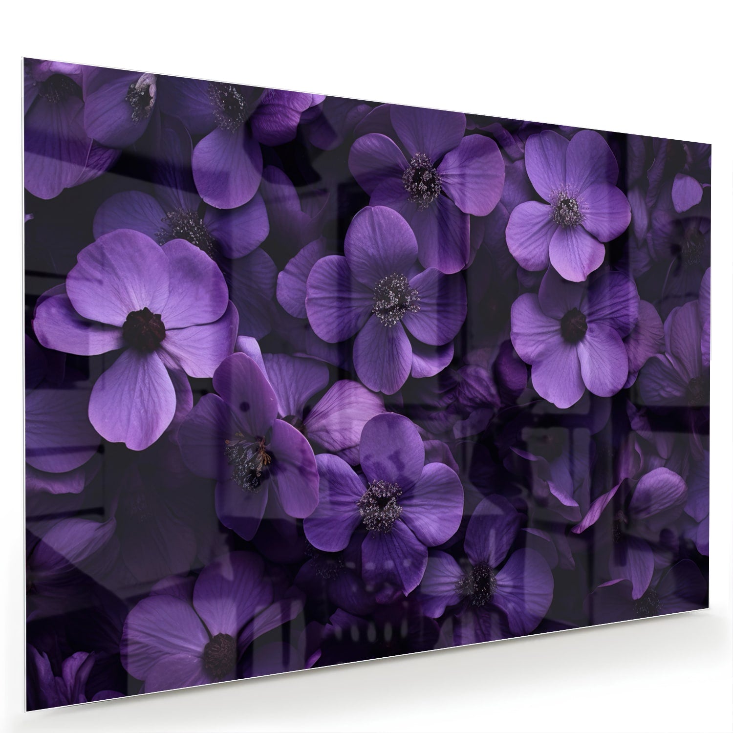 Paarse bloemen op een glazen schilderij aan de muur in een moderne woonkamer.