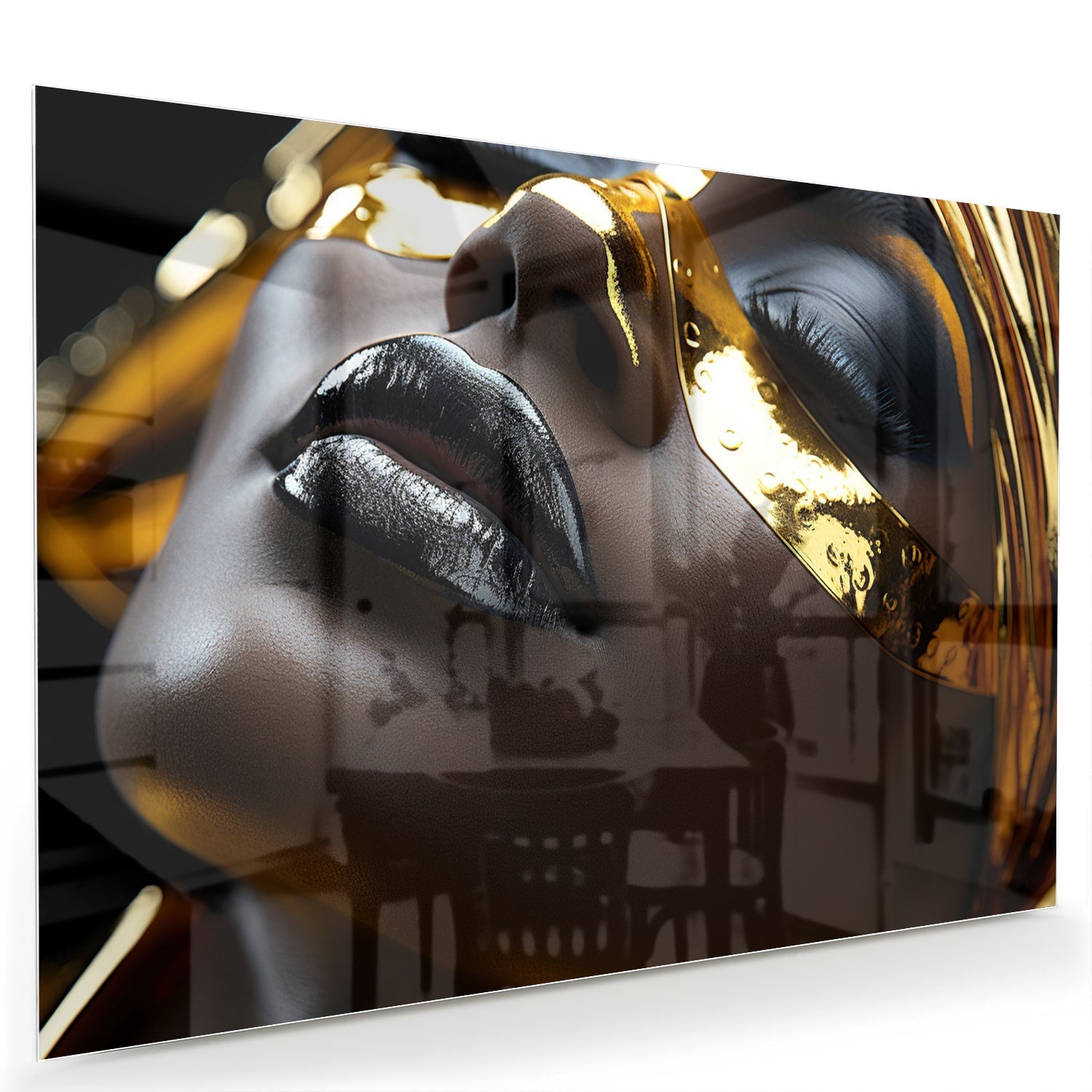 Glazen schilderij van een vrouwelijk gezicht met gouden accenten op een muur.
