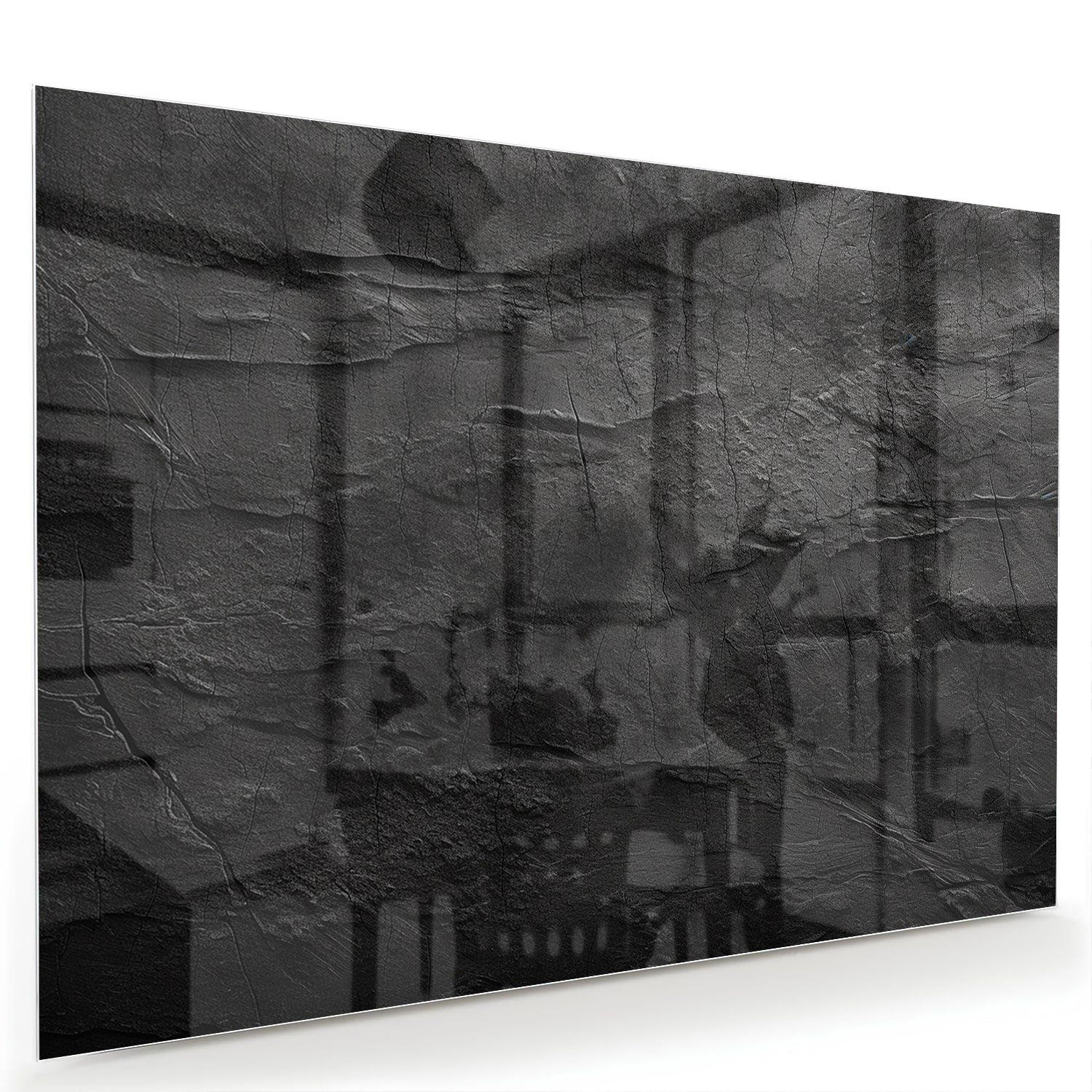 Abstract glazen schilderij in zwart en wit hangt aan de muur in een moderne woonkamer.