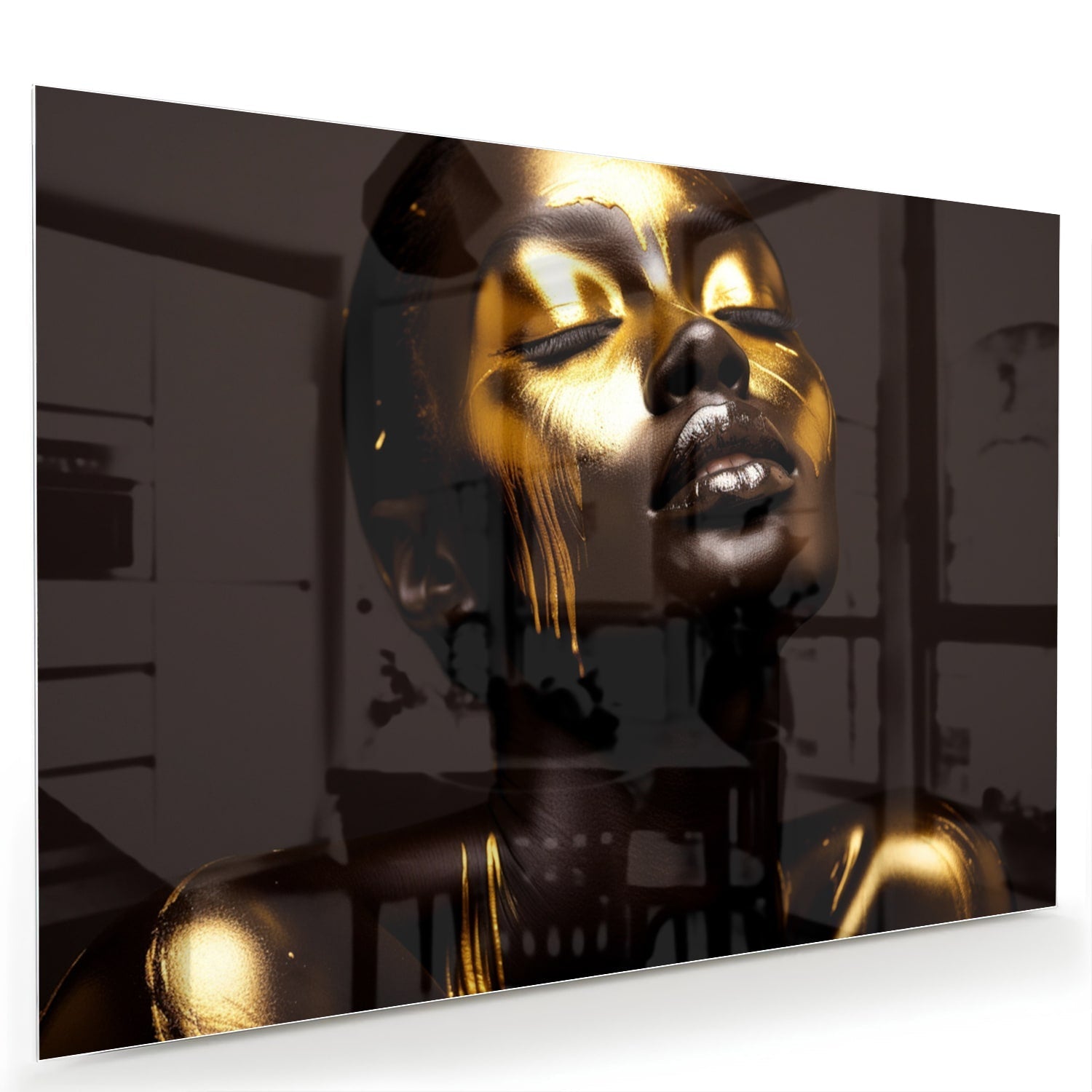 Glazen schilderij met een vrouwelijk gezicht in gouden tinten op een witte muur.