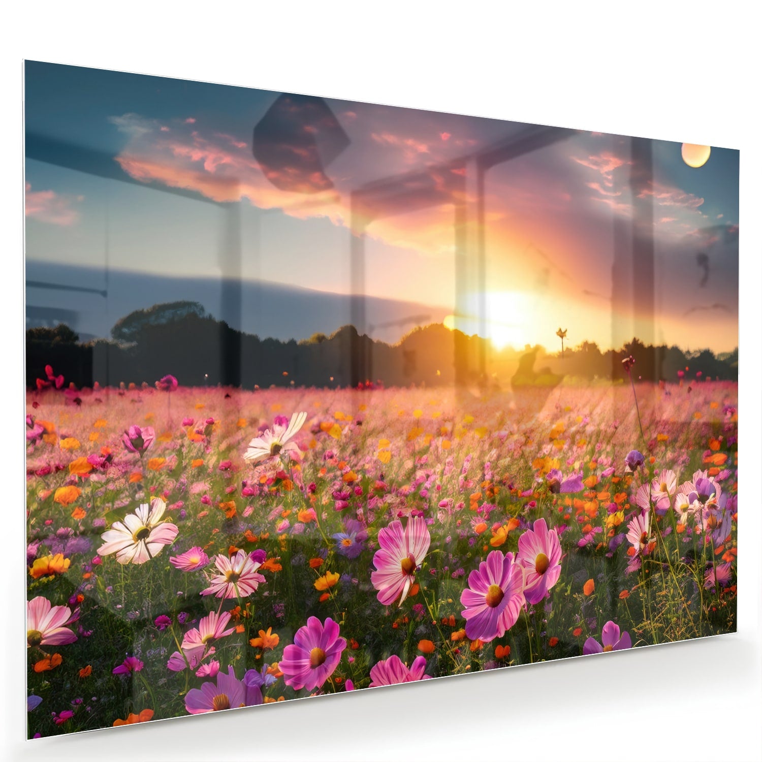 Glazen schilderij van een zonsondergang boven een kleurrijk bloemenveld.
