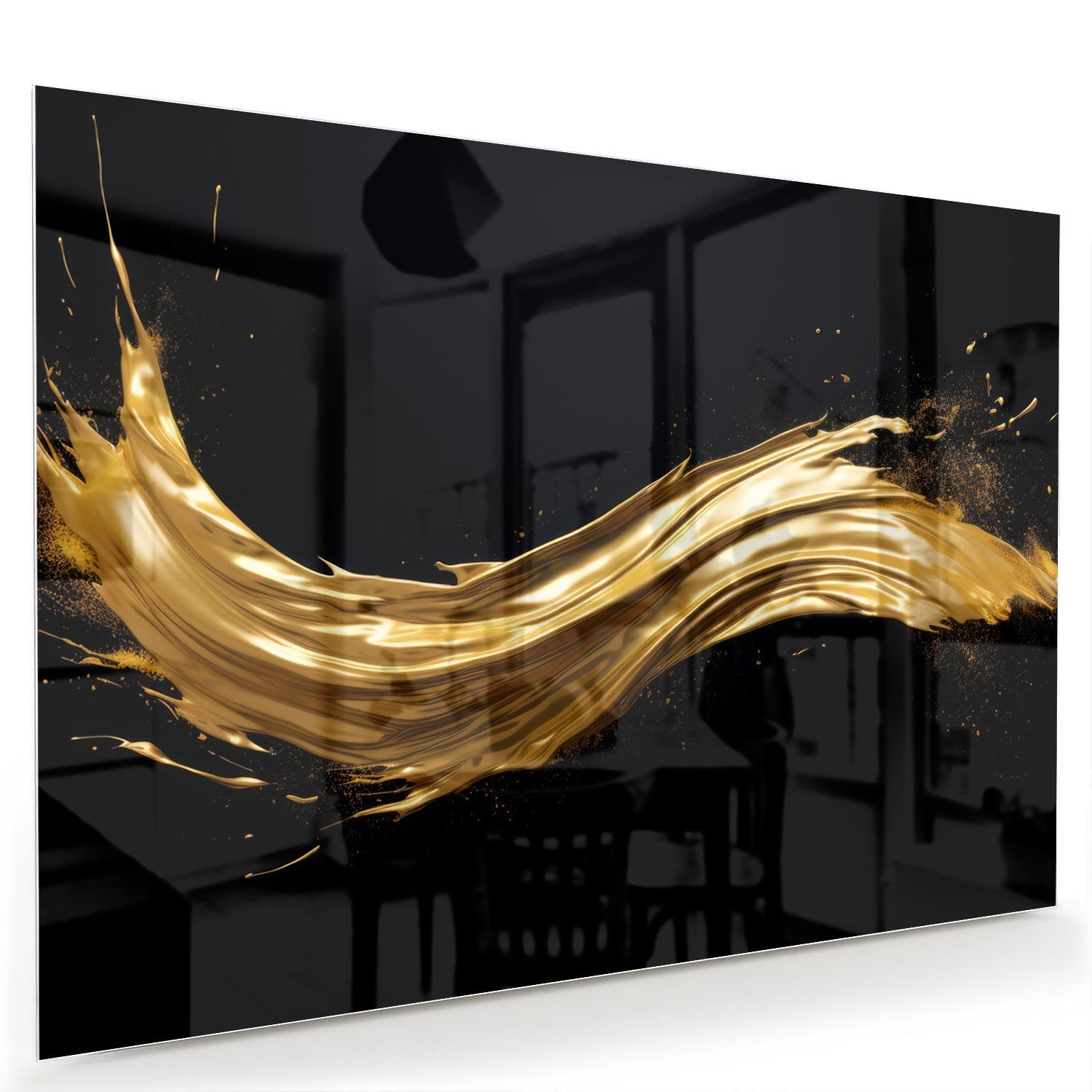 Glas schilderij met gouden glans op een zwarte achtergrond, hangend aan de muur.