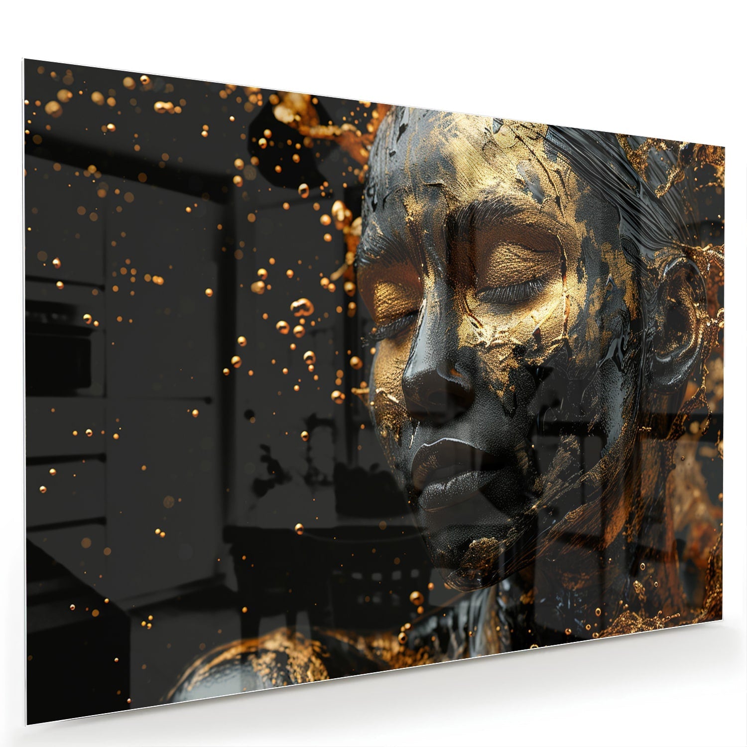 Glazen schilderij met een gouden vrouwelijk portret aan de muur