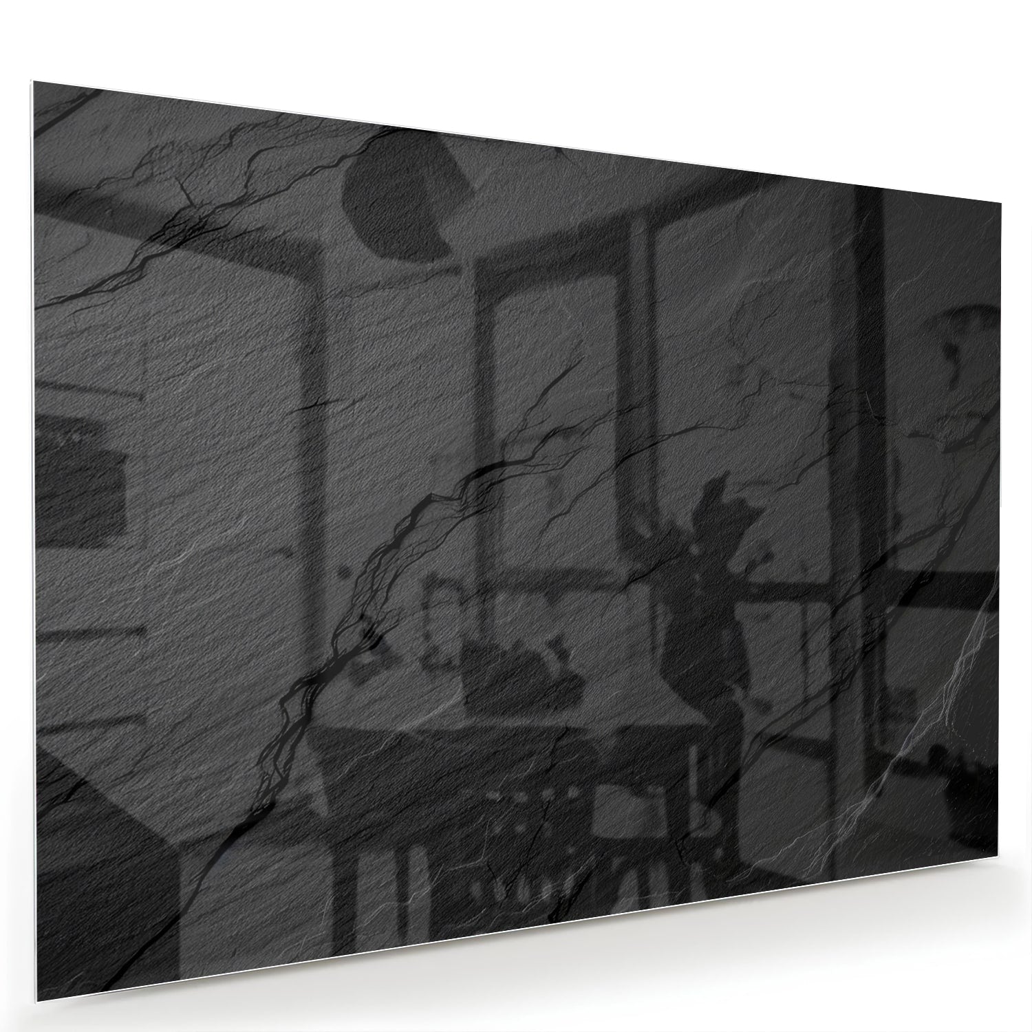 Modern glazen schilderij met abstracte zwart-witte patronen aan de muur.