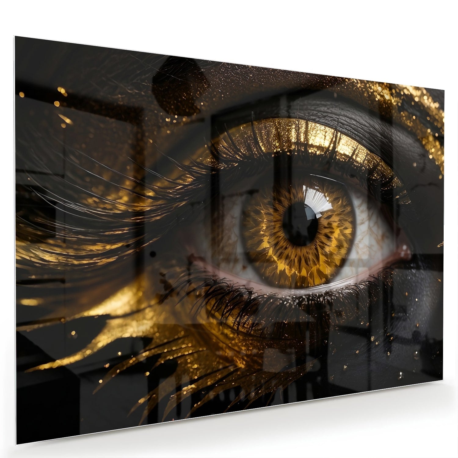 Glazen schilderij van een gouden oog op een zwarte achtergrond, hangt aan de muur.