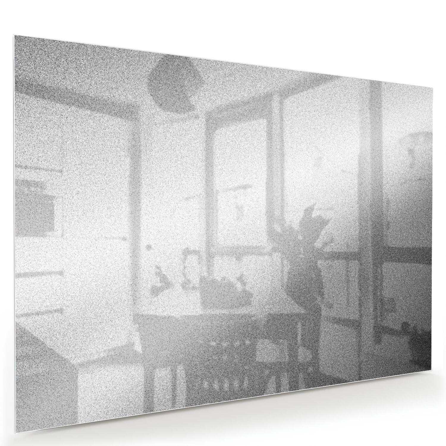 Minimalistisch glazen schilderij met reflecties in een sfeervolle kamer