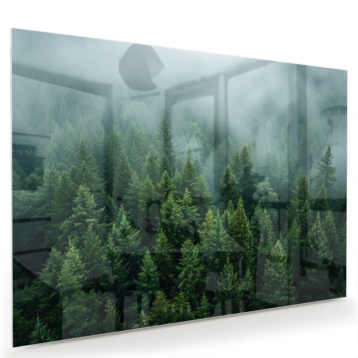Glazen schilderij van dennenbossen in mist aan de muur
