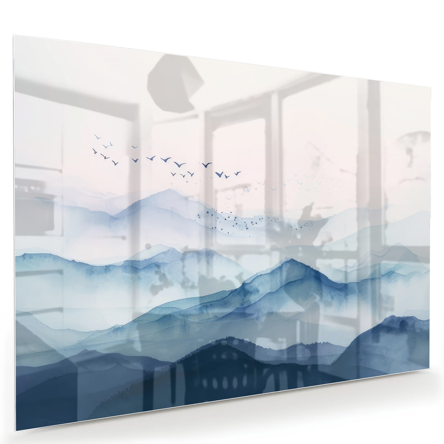 Glazen schilderij met blauwe bergen en pastelhemel, ideaal voor wanddecoratie.