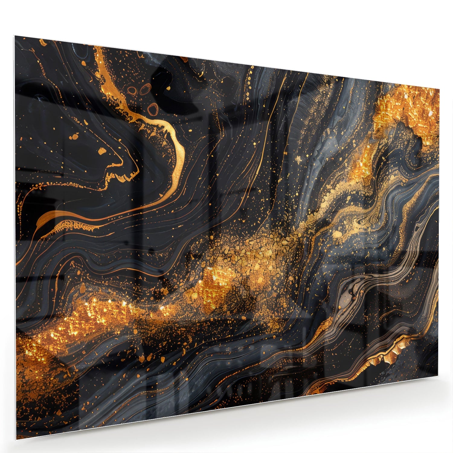 Glas schilderij met een zwart en gouden marmerdesign aan de muur in een moderne woonkamer