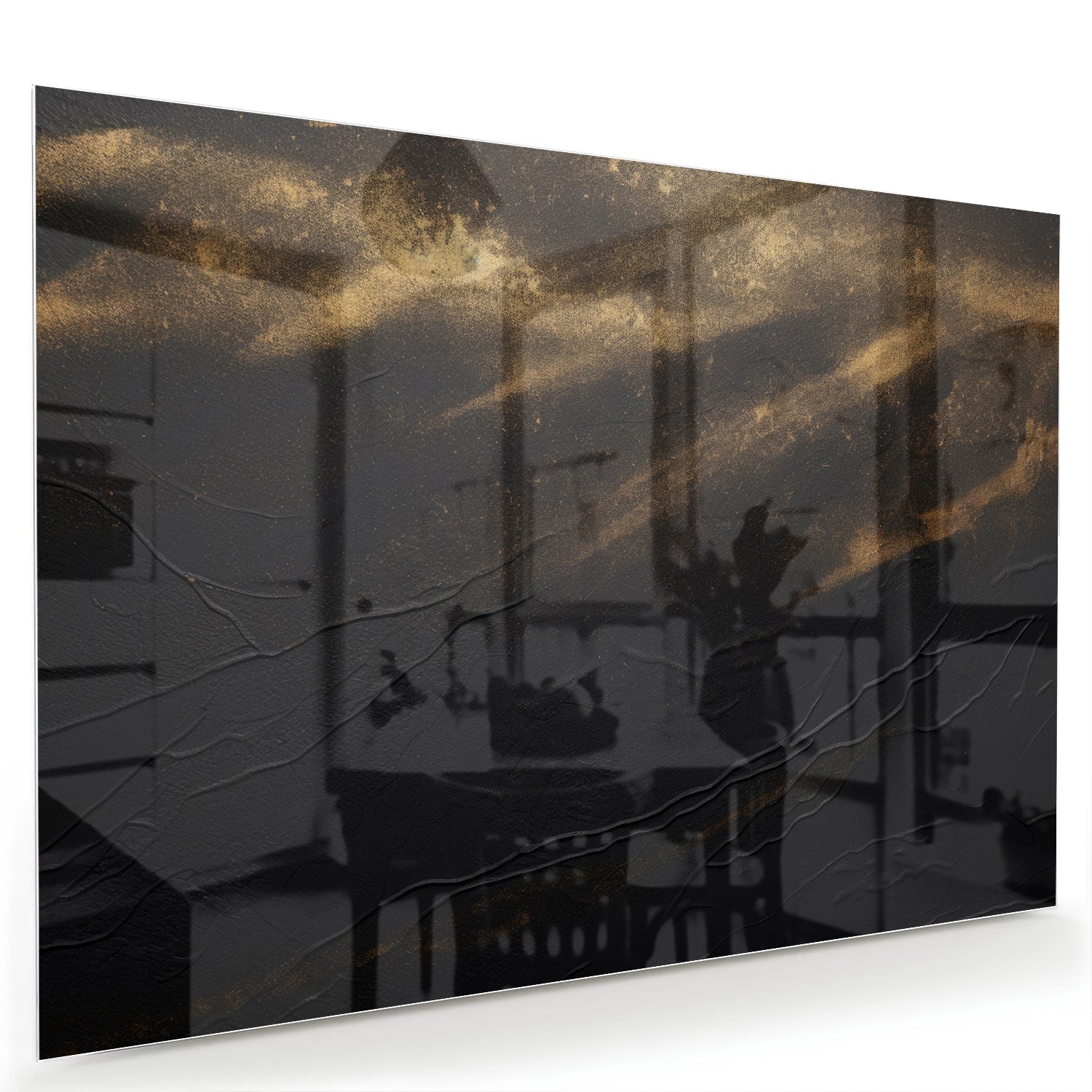 Elegant zwart glazen schilderij met gouden accenten aan de muur.