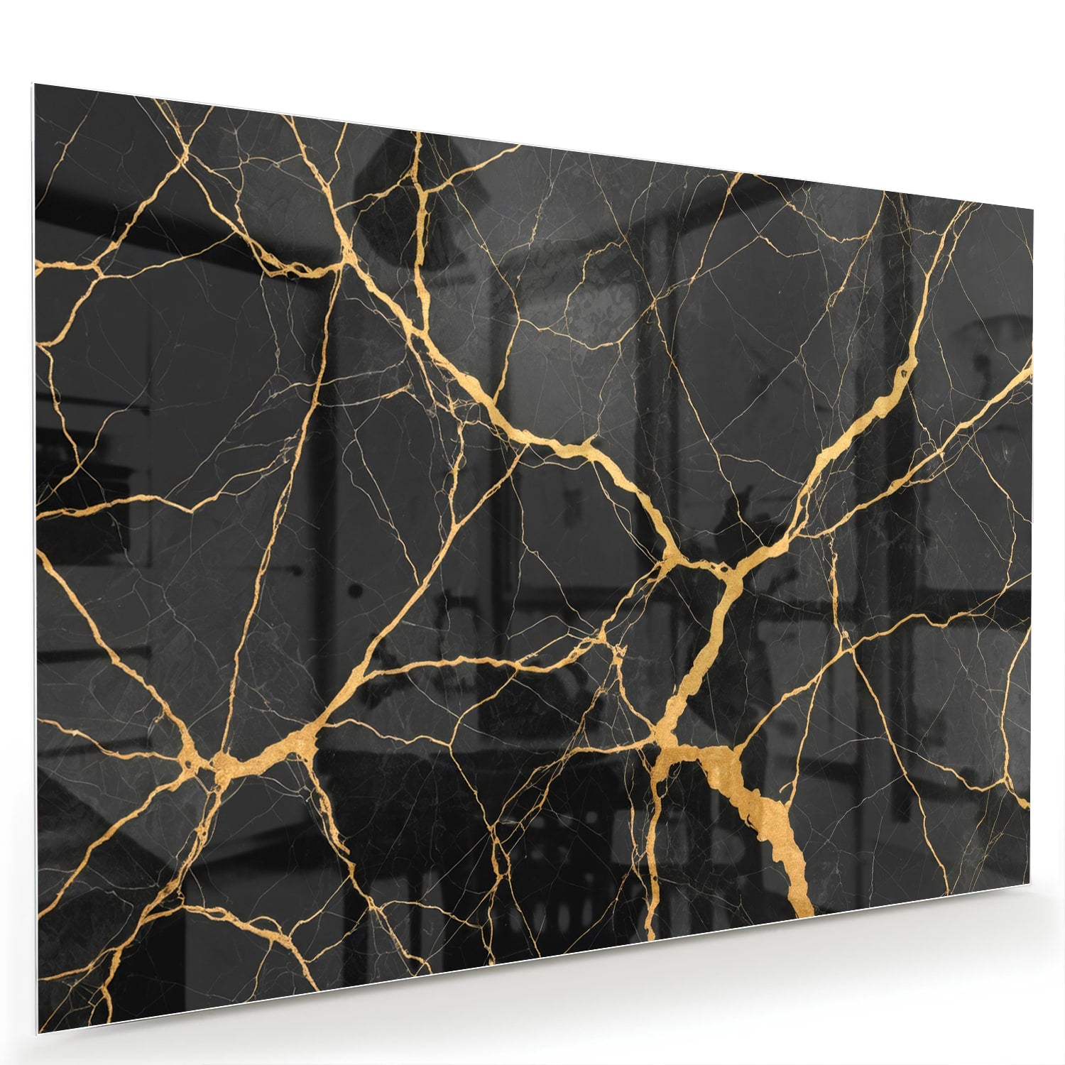 Glazen schilderij in zwart met gouden aderen, hangt aan een muur.