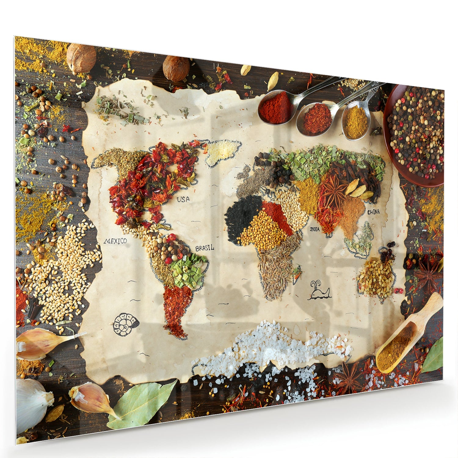 Kleurrijk glazen schilderij met een artistieke weergave van fruit en specerijen aan de muur.