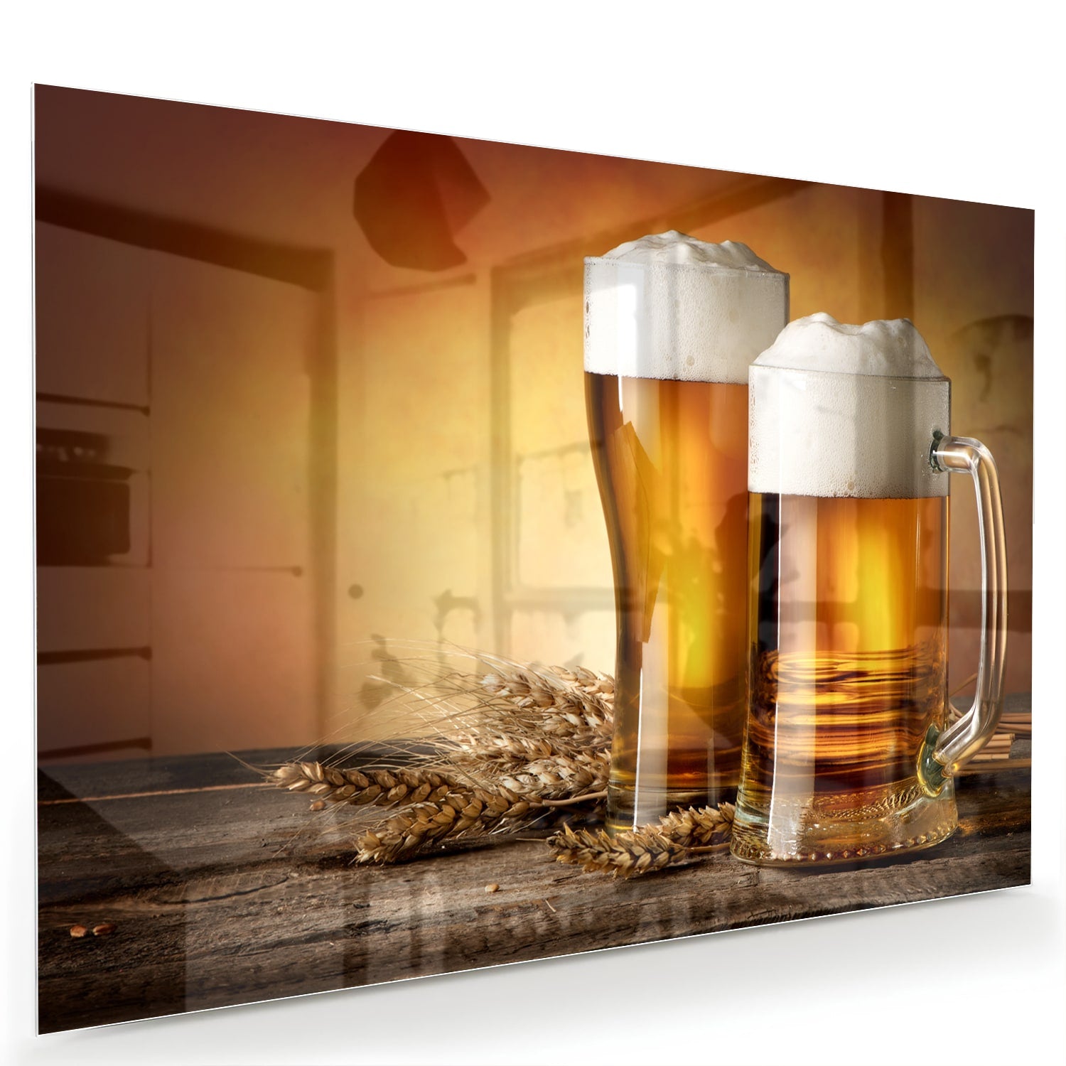 Glazen schilderij met twee volle bierglazen op een houten tafel