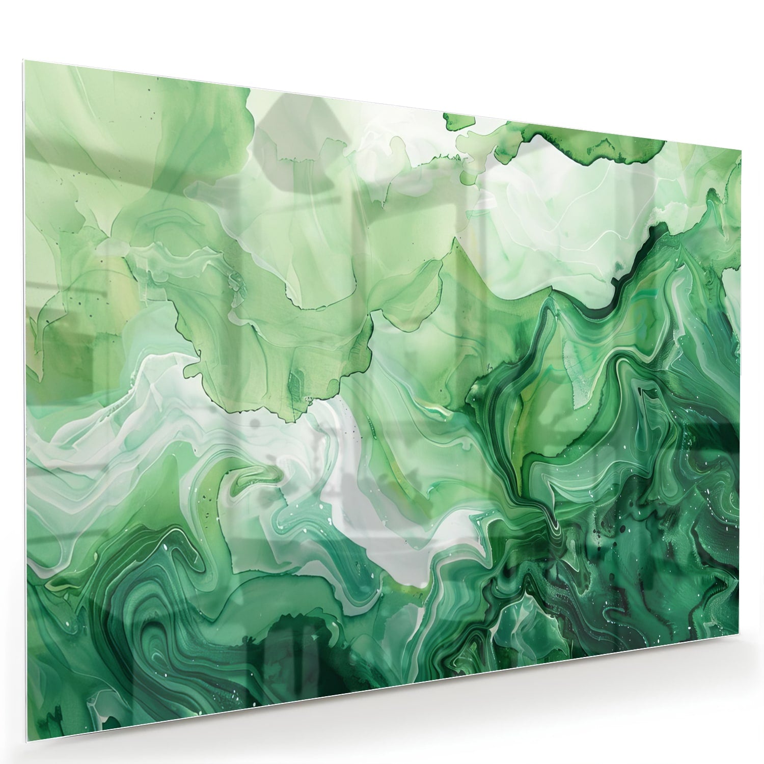 Een groen marmeren glazen schilderij dat hangt boven een kast in een moderne woonkamer.