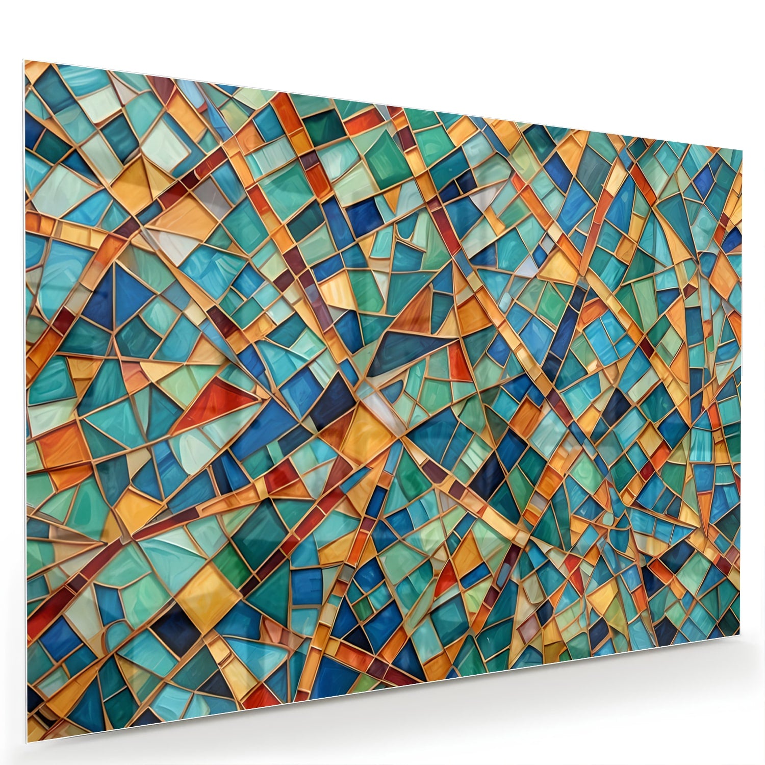 Kleurrijk abstract glazen schilderij aan de muur boven een houten meubel.