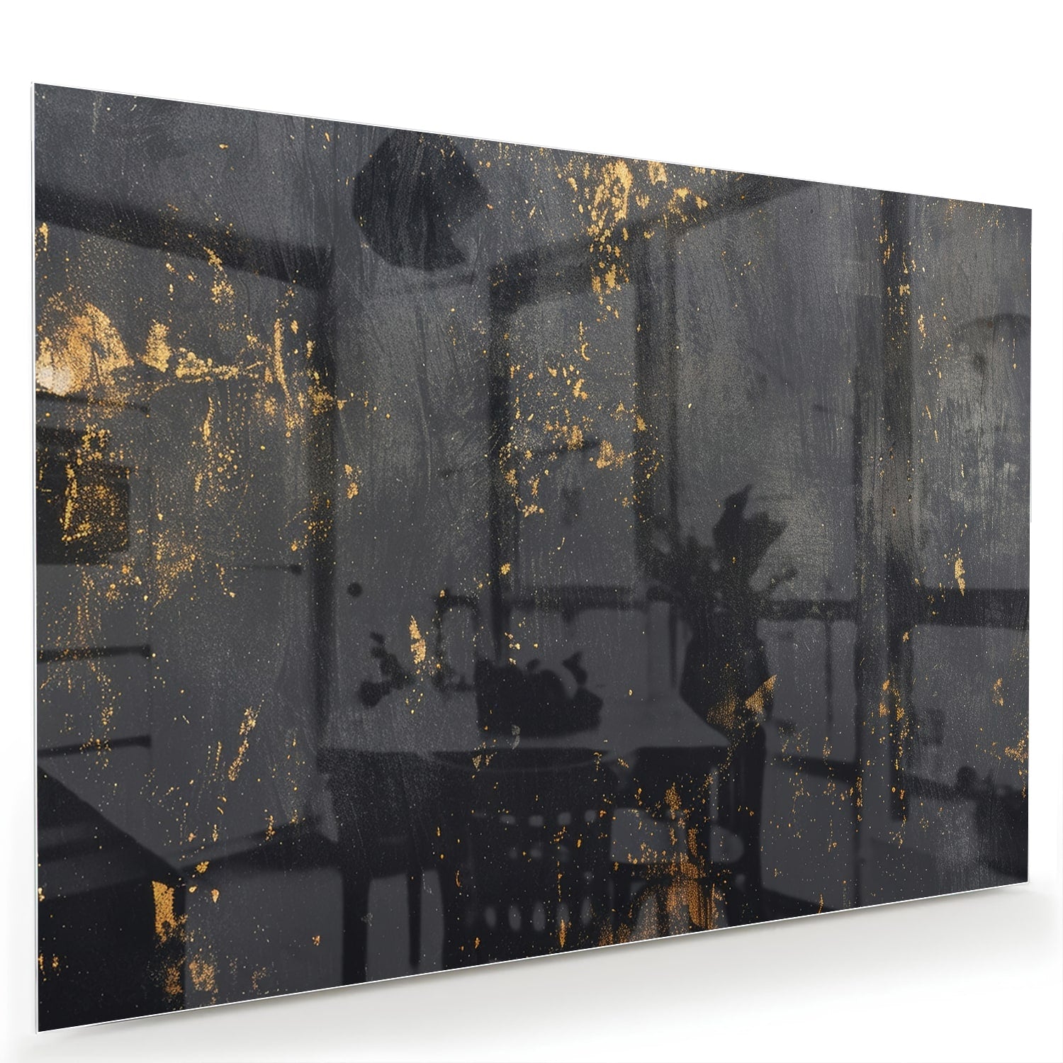 Glazen schilderij met een zwart oppervlak en gouden accenten hangt aan de muur in een moderne woonkamer.