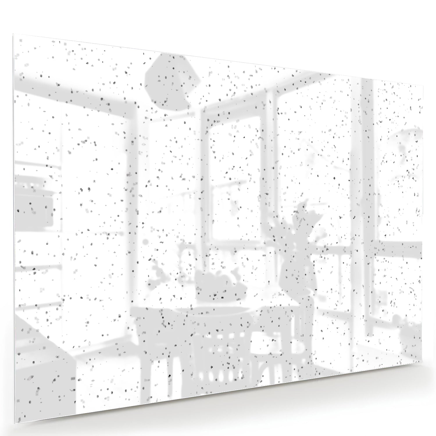 Modern glazen schilderij met speckles aan de muur in een lichte woonkamer